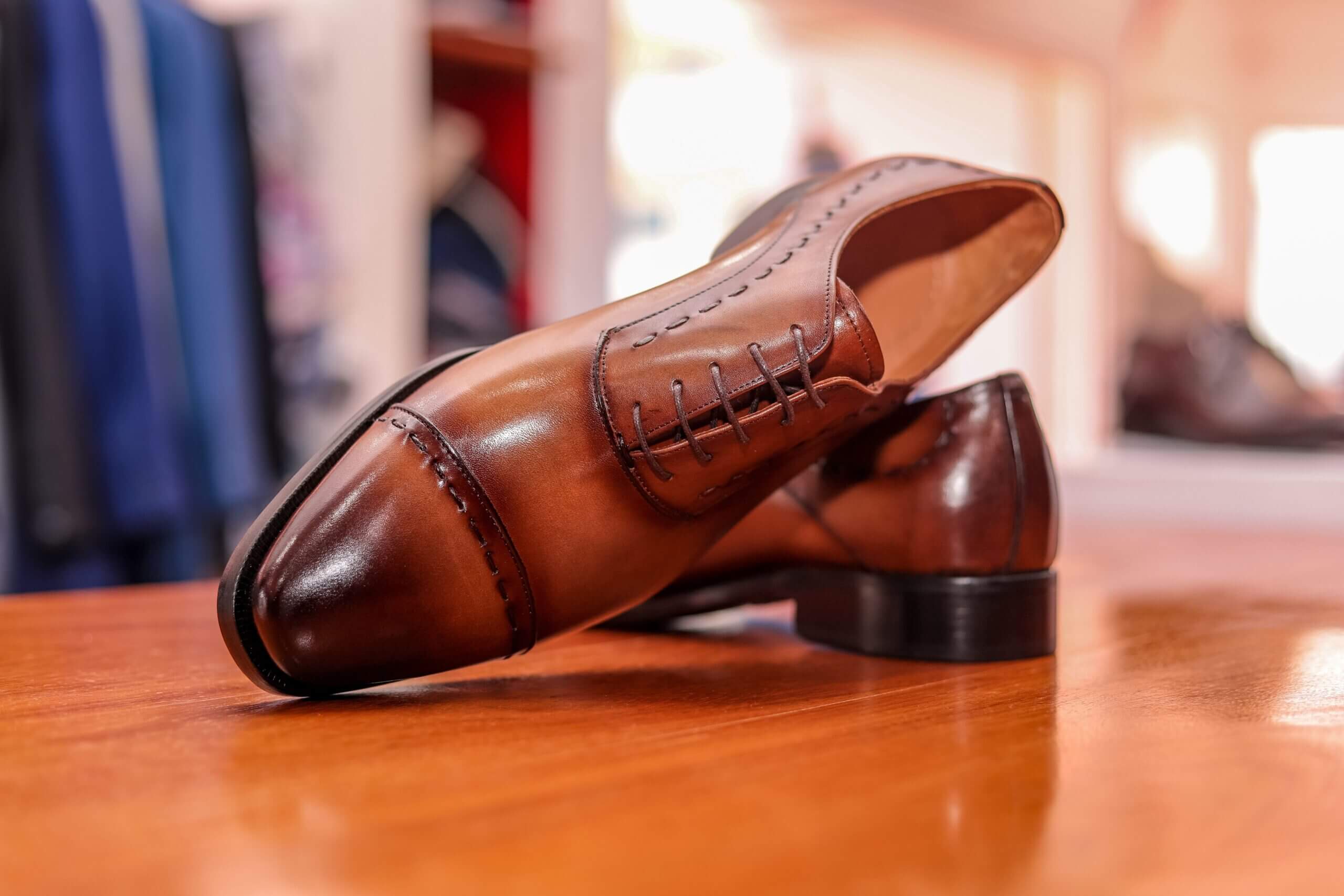 Braune Lederschuhe in einer stilvollen Produktaufnahme, perfekt für Mode und Lifestyle.